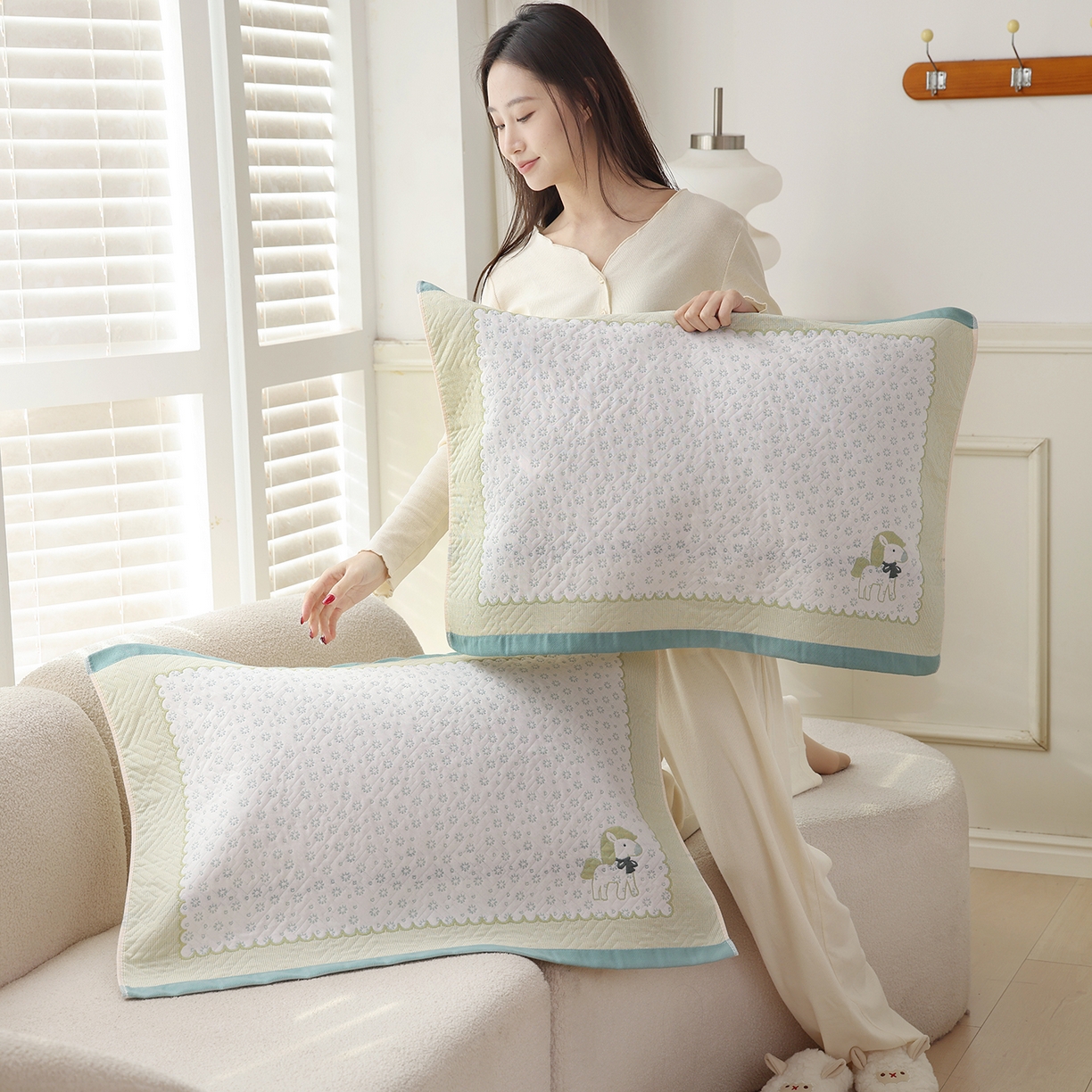 91家纺网 家纺一手货源 找家纺 朴尔家纺-毛巾被 2026新品小清新纯棉色织高密多层纱布枕巾 雪花萌马-绿