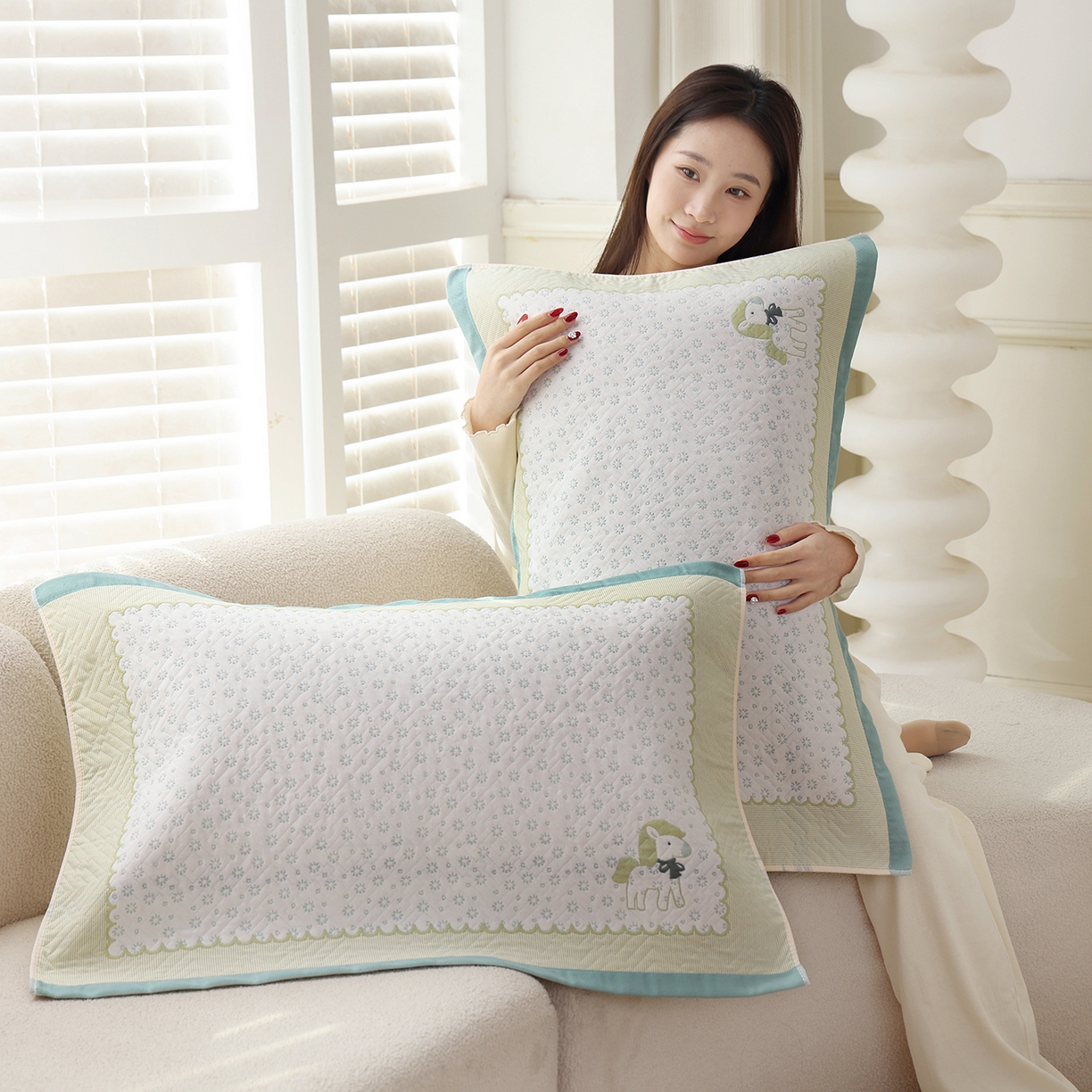 91家纺网 家纺一手货源 找家纺 朴尔家纺-毛巾被 2026新品小清新纯棉色织高密多层纱布枕巾 雪花萌马-绿