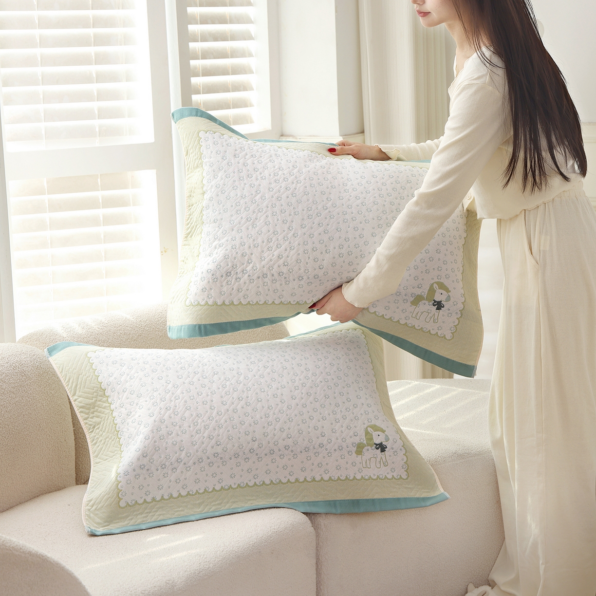 91家纺网 家纺一手货源 找家纺 朴尔家纺-毛巾被 2026新品小清新纯棉色织高密多层纱布枕巾 雪花萌马-绿