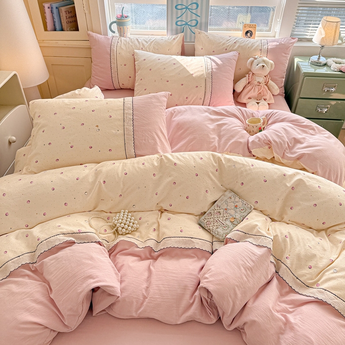 91家纺网 家纺一手货源 找家纺 逸林家纺《原希尔顿逸林》 2026新款春款古法水洗棉法式立体全棉花边拼接款四件套学生三件套单品被套枕套 莓朵