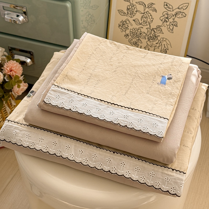 91家纺网 家纺一手货源 找家纺 逸林家纺《原希尔顿逸林》 2026新款春款古法水洗棉法式立体全棉花边拼接款四件套学生三件套单品被套枕套 狗狗家族