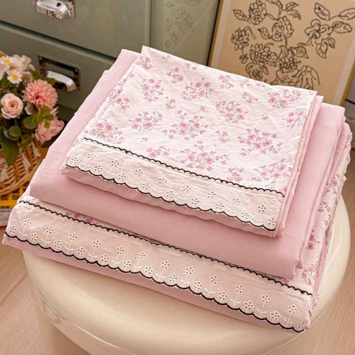 91家纺网 家纺一手货源 找家纺 逸林家纺《原希尔顿逸林》 2026新款春款古法水洗棉法式立体全棉花边拼接款四件套学生三件套单品被套枕套 七分甜