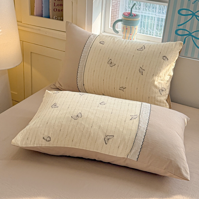 91家纺网 家纺一手货源 找家纺 逸林家纺《原希尔顿逸林》 2026新款春款古法水洗棉法式立体全棉花边拼接款四件套学生三件套单品被套枕套 漫花蝶舞