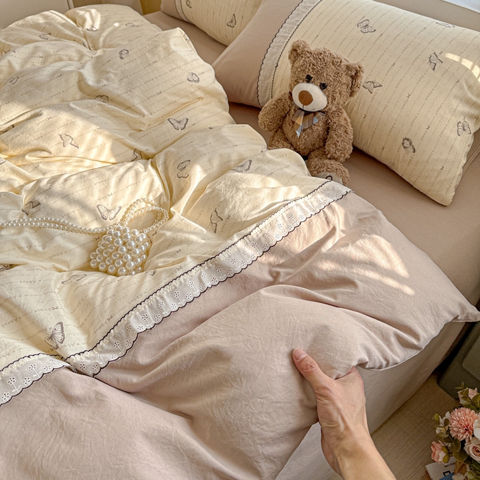 91家纺网 家纺一手货源 找家纺 逸林家纺《原希尔顿逸林》 2026新款春款古法水洗棉法式立体全棉花边拼接款四件套学生三件套单品被套枕套 漫花蝶舞