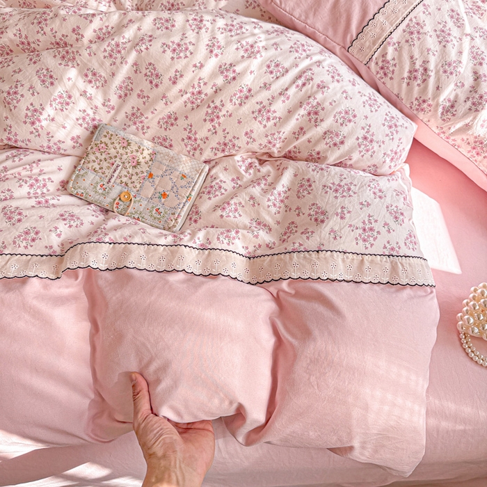 91家纺网 家纺一手货源 找家纺 逸林家纺《原希尔顿逸林》 2026新款春款古法水洗棉法式立体全棉花边拼接款四件套学生三件套单品被套枕套 七分甜