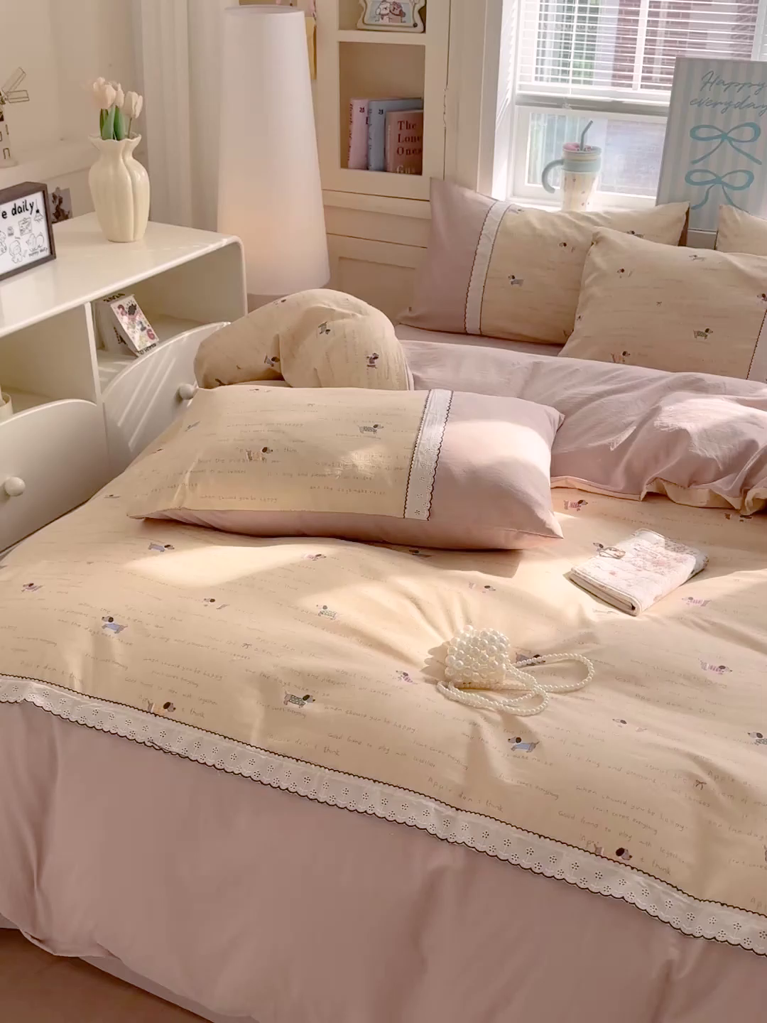 91家纺网 家纺一手货源 找家纺 逸林家纺《原希尔顿逸林》 2026新款春款古法水洗棉法式立体全棉花边拼接款四件套学生三件套单品被套枕套 狗狗家族