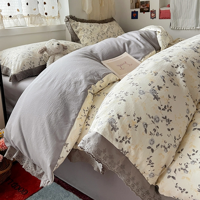 91家纺网 家纺一手货源 找家纺 逸林家纺《原希尔顿逸林》 2026新款春款古法水洗棉法式全棉花边四件套森系花边款四件套 槿上花开