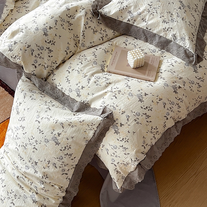 91家纺网 家纺一手货源 找家纺 逸林家纺《原希尔顿逸林》 2026新款春款古法水洗棉法式全棉花边四件套森系花边款四件套 槿上花开