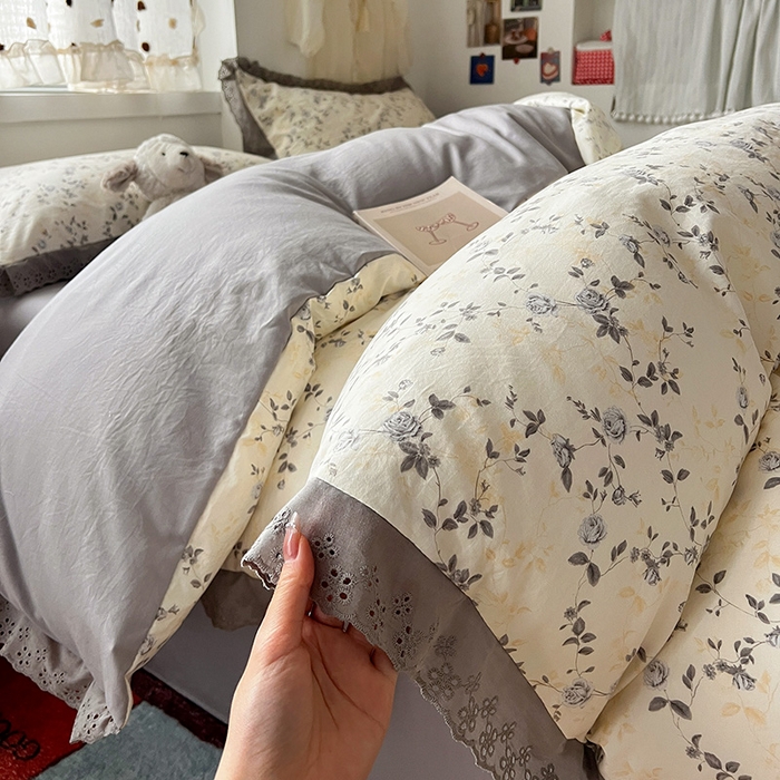 91家纺网 家纺一手货源 找家纺 逸林家纺《原希尔顿逸林》 2026新款春款古法水洗棉法式全棉花边四件套森系花边款四件套 槿上花开