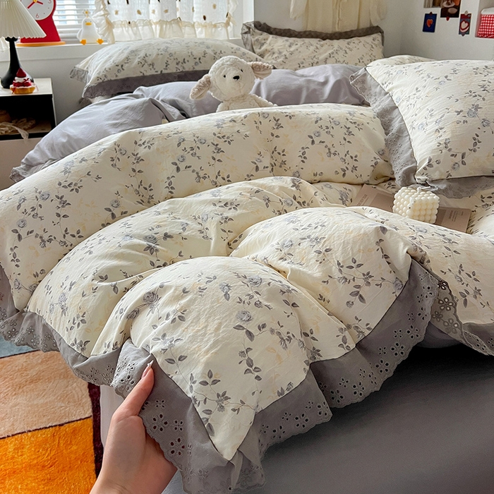 91家纺网 家纺一手货源 找家纺 逸林家纺《原希尔顿逸林》 2026新款春款古法水洗棉法式全棉花边四件套森系花边款四件套 槿上花开