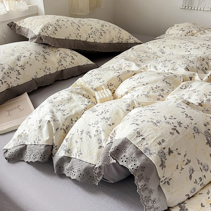 91家纺网 家纺一手货源 找家纺 逸林家纺《原希尔顿逸林》 2026新款春款古法水洗棉法式全棉花边四件套森系花边款四件套 槿上花开