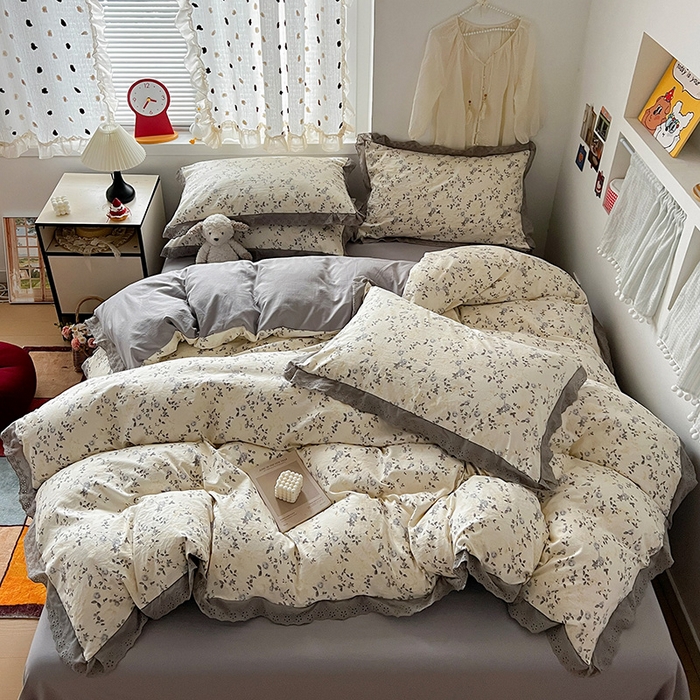 91家纺网 家纺一手货源 找家纺 逸林家纺《原希尔顿逸林》 2026新款春款古法水洗棉法式全棉花边四件套森系花边款四件套 槿上花开