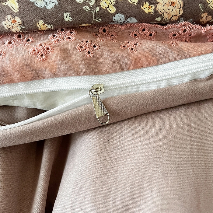 91家纺网 家纺一手货源 找家纺 逸林家纺《原希尔顿逸林》 2026新款春款古法水洗棉法式全棉花边四件套森系花边款四件套 漫野