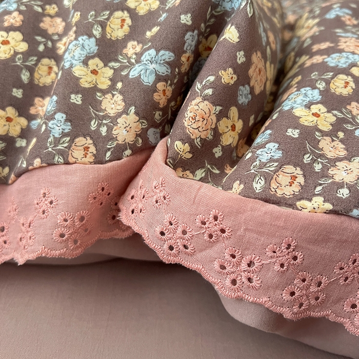 91家纺网 家纺一手货源 找家纺 逸林家纺《原希尔顿逸林》 2026新款春款古法水洗棉法式全棉花边四件套森系花边款四件套 漫野