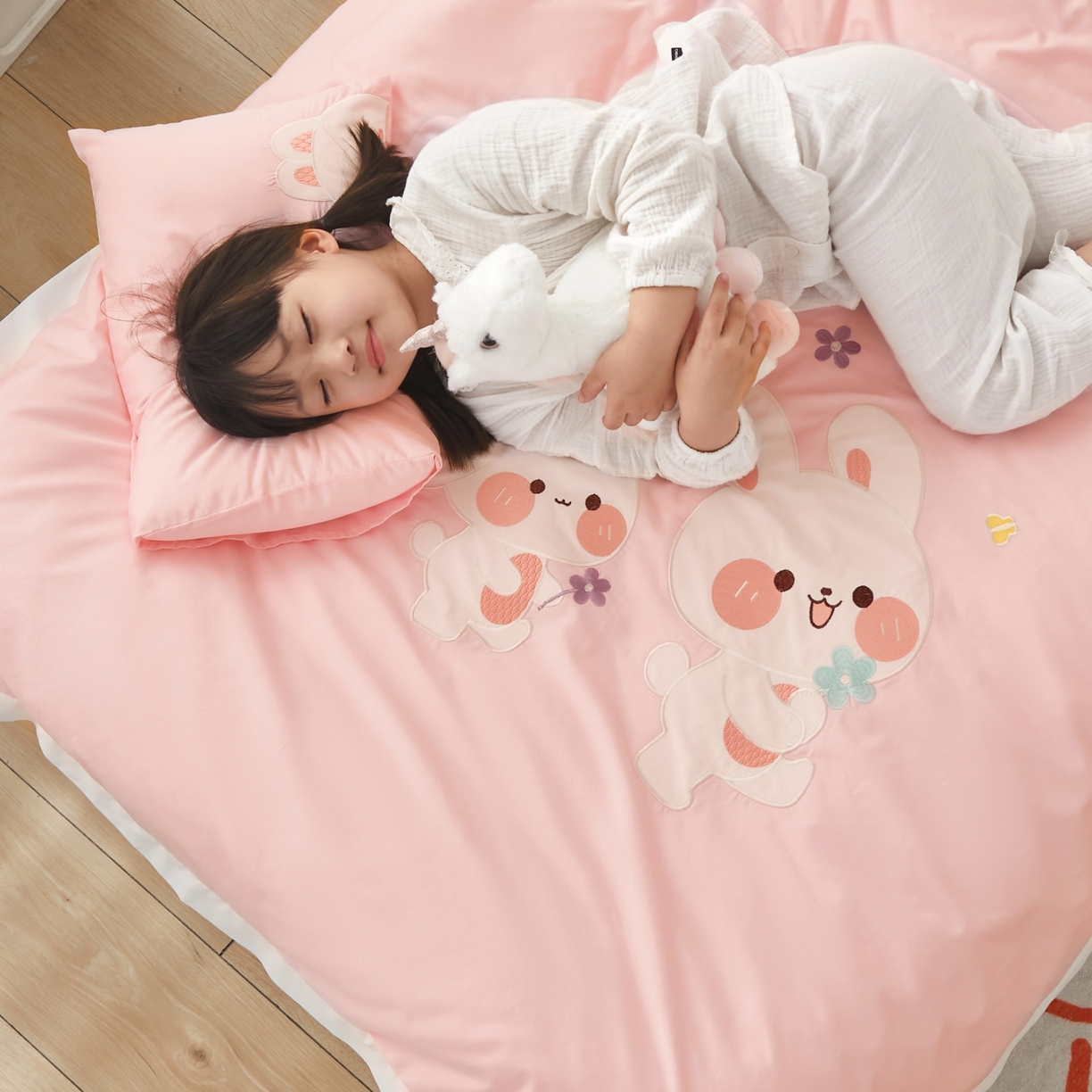 91家纺网 家纺一手货源 找家纺 （总）荷马之梦 2026新款A类60s长绒棉绣花幼儿园套件-萌享系列