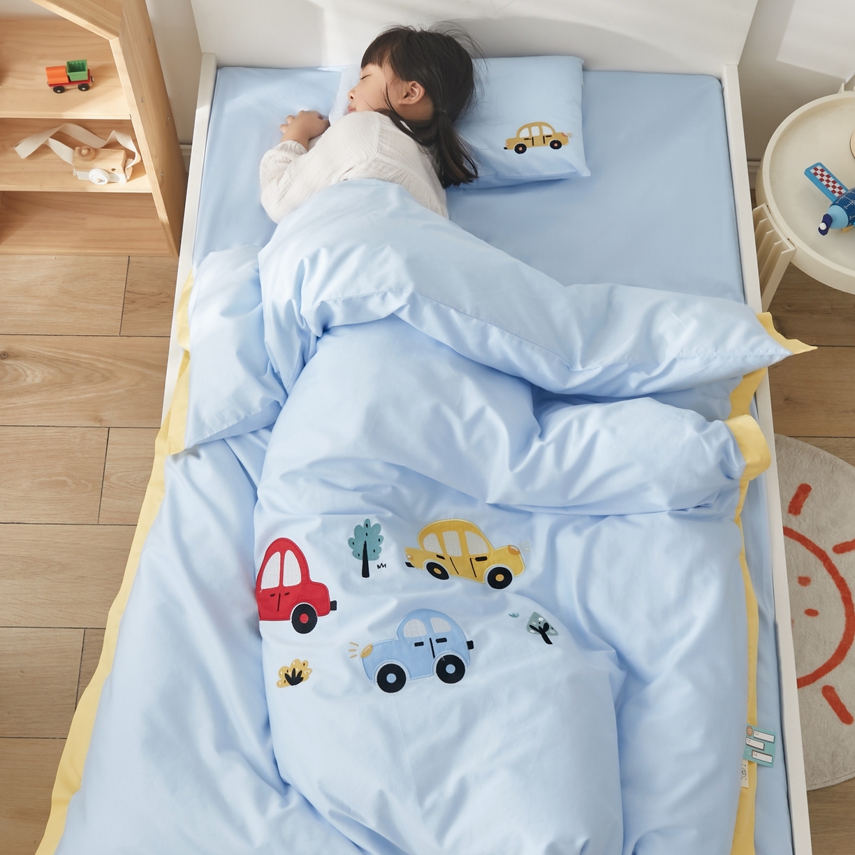 91家纺网 家纺一手货源 找家纺 荷马之梦 2026新款A类60s长绒棉绣花幼儿园套件-萌享系列 萌小车-蓝