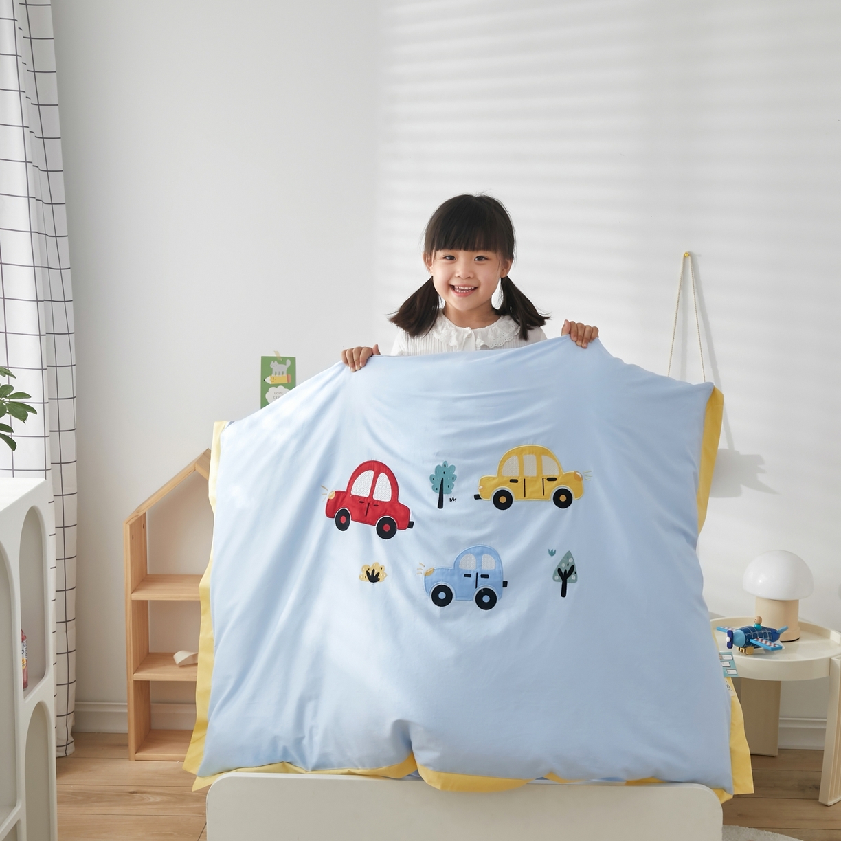 91家纺网 家纺一手货源 找家纺 荷马之梦 2026新款A类60s长绒棉绣花幼儿园套件-萌享系列 萌小车-蓝