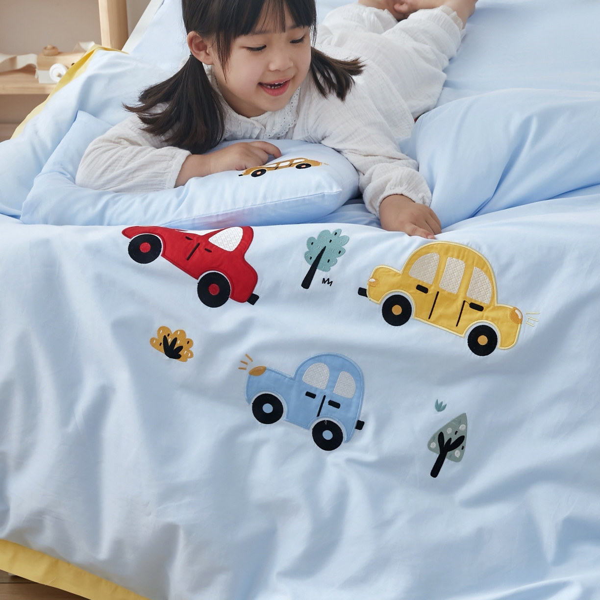 91家纺网 家纺一手货源 找家纺 荷马之梦 2026新款A类60s长绒棉绣花幼儿园套件-萌享系列 萌小车-蓝