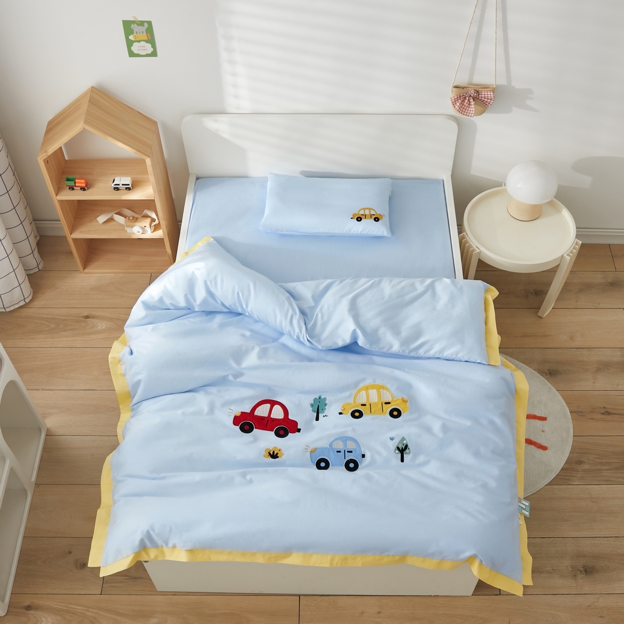 91家纺网 家纺一手货源 找家纺 荷马之梦 2026新款A类60s长绒棉绣花幼儿园套件-萌享系列 萌小车-蓝