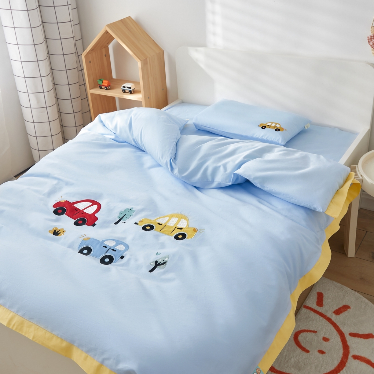 91家纺网 家纺一手货源 找家纺 荷马之梦 2026新款A类60s长绒棉绣花幼儿园套件-萌享系列 萌小车-蓝