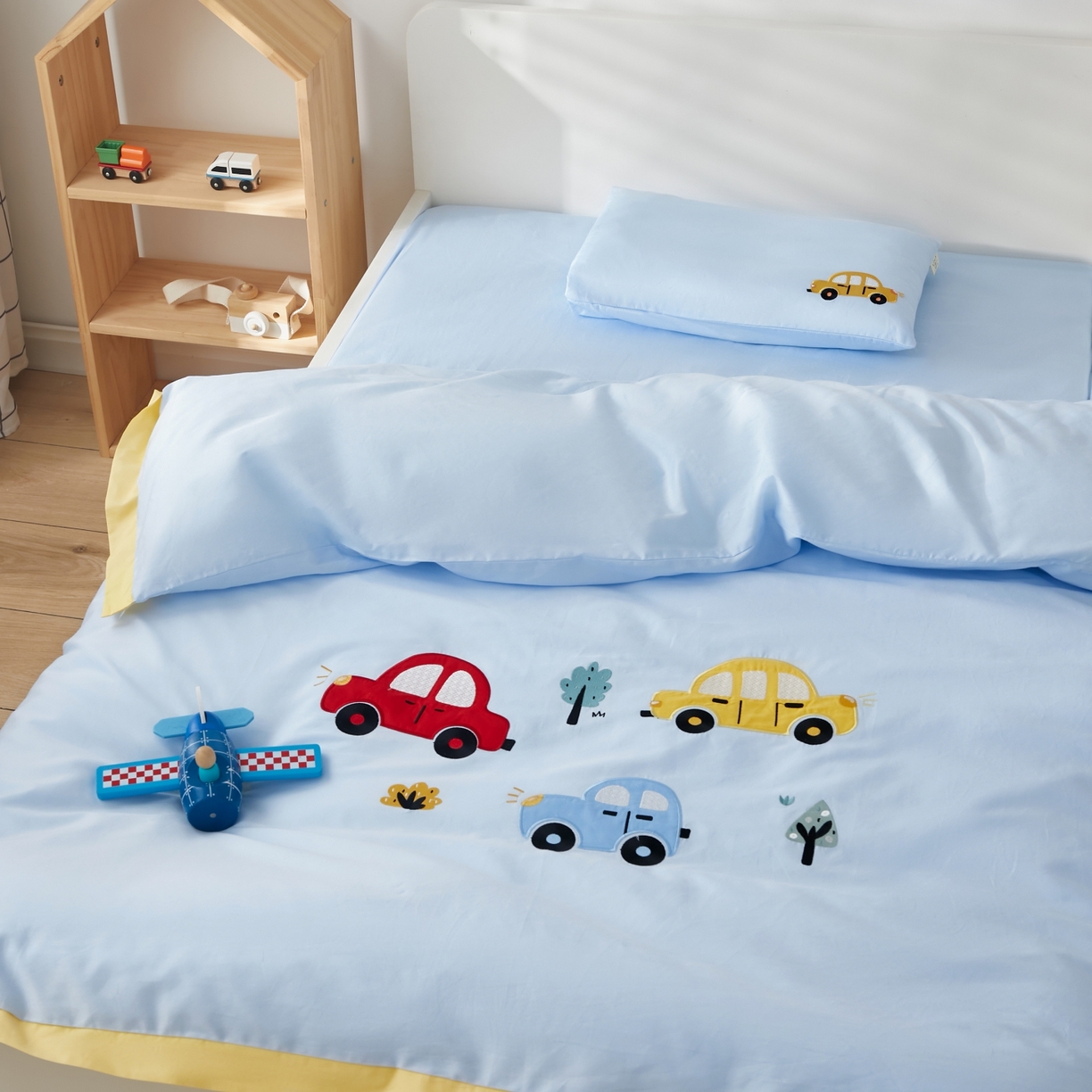 91家纺网 家纺一手货源 找家纺 荷马之梦 2026新款A类60s长绒棉绣花幼儿园套件-萌享系列 萌小车-蓝