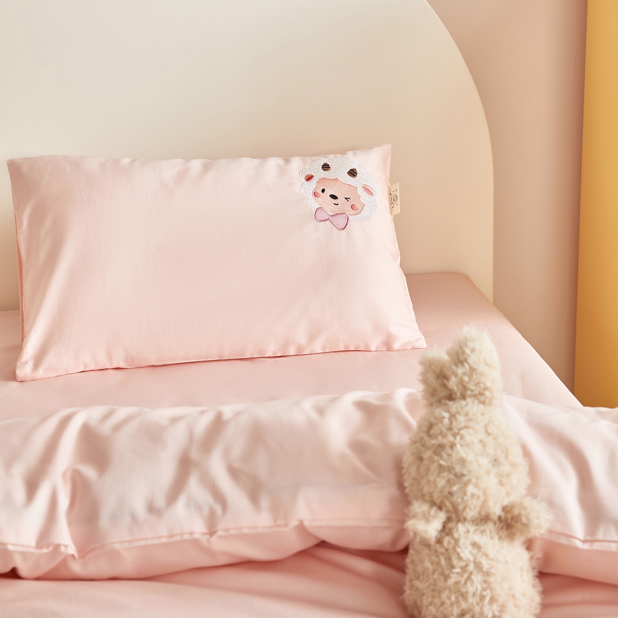 91家纺网 家纺一手货源 找家纺 荷马之梦 2026新款A类60s长绒棉绣花幼儿园套件-萌享系列 奶糖咩咩