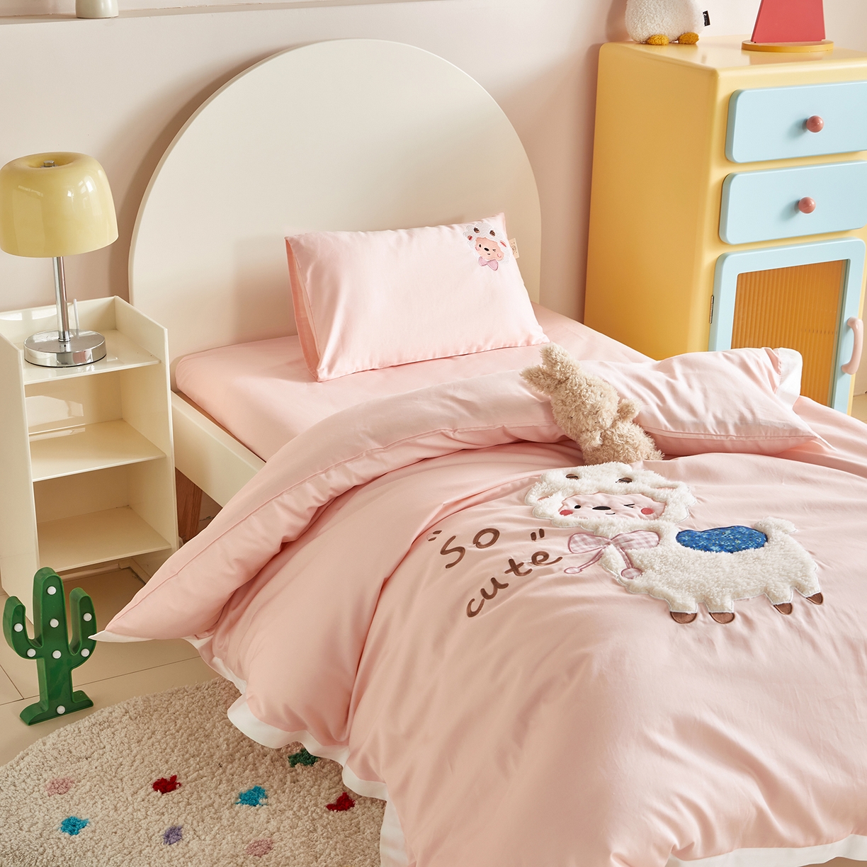 91家纺网 家纺一手货源 找家纺 荷马之梦 2026新款A类60s长绒棉绣花幼儿园套件-萌享系列 奶糖咩咩