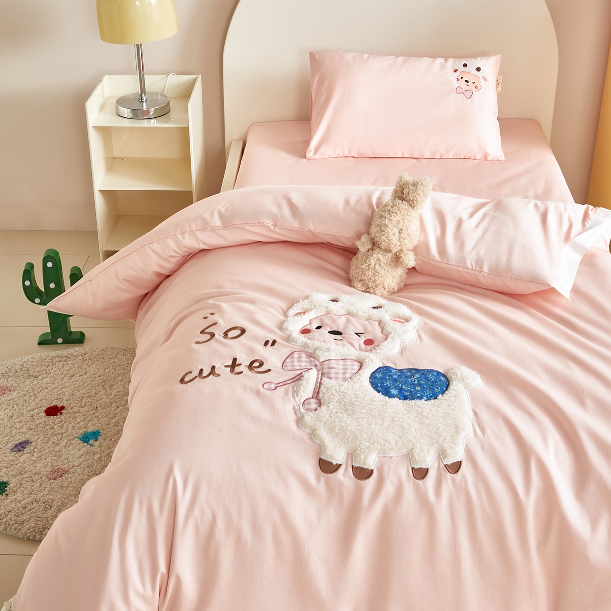 91家纺网 家纺一手货源 找家纺 荷马之梦 2026新款A类60s长绒棉绣花幼儿园套件-萌享系列 奶糖咩咩