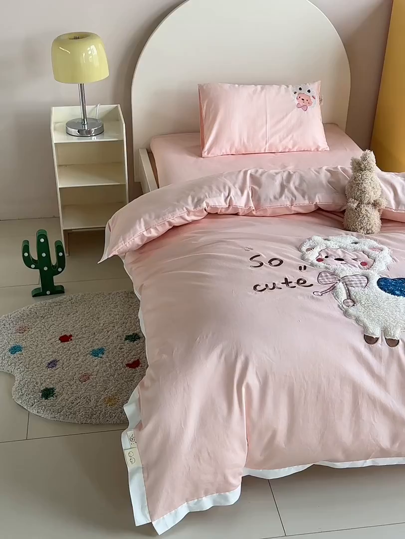 91家纺网 家纺一手货源 找家纺 荷马之梦 2026新款A类60s长绒棉绣花幼儿园套件-萌享系列 奶糖咩咩