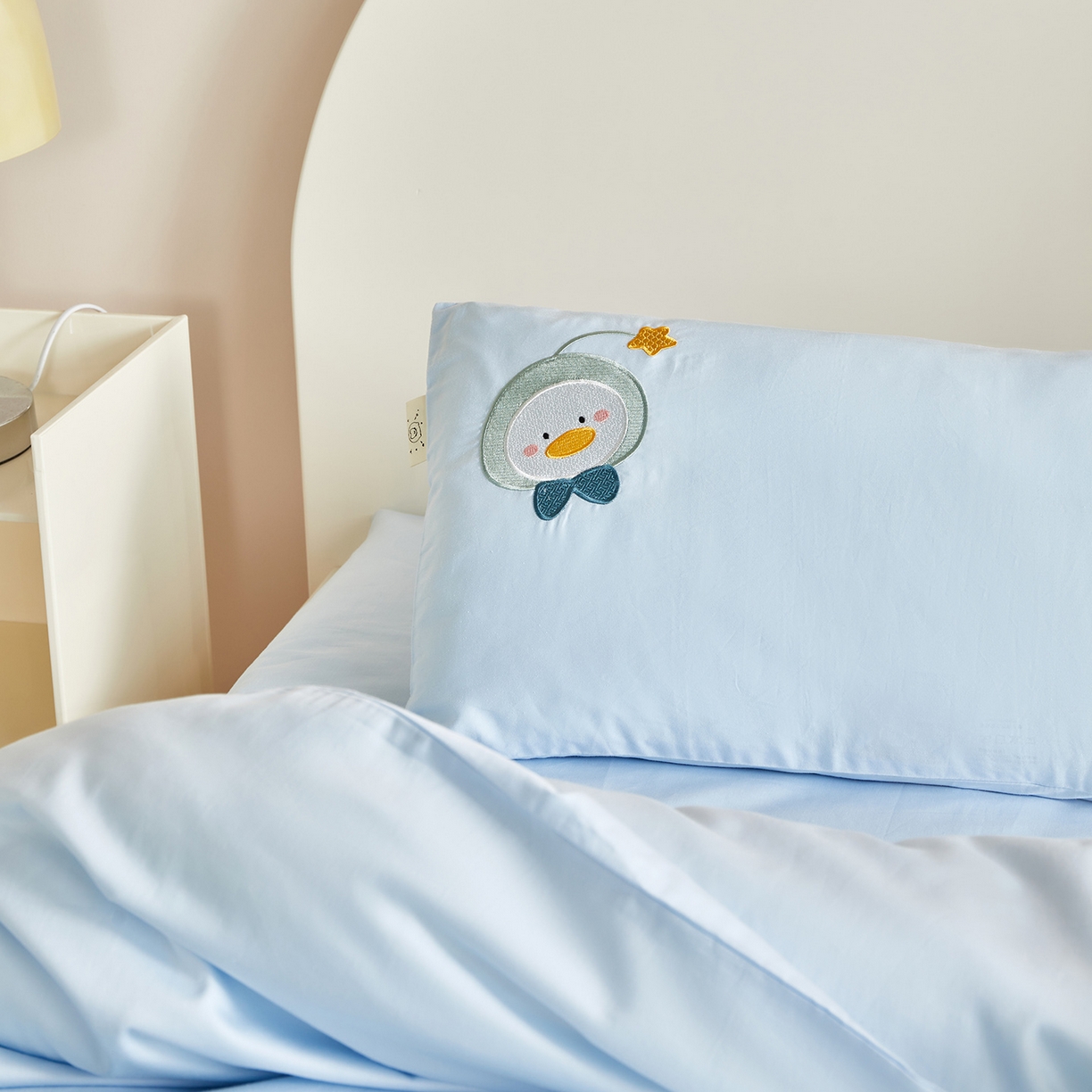 91家纺网 家纺一手货源 找家纺 荷马之梦 2026新款A类60s长绒棉绣花幼儿园套件-萌享系列 星愿鸭鸭