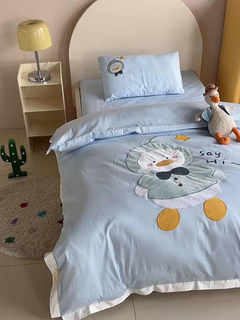 91家纺网 家纺一手货源 找家纺 荷马之梦 2026新款A类60s长绒棉绣花幼儿园套件-萌享系列 星愿鸭鸭