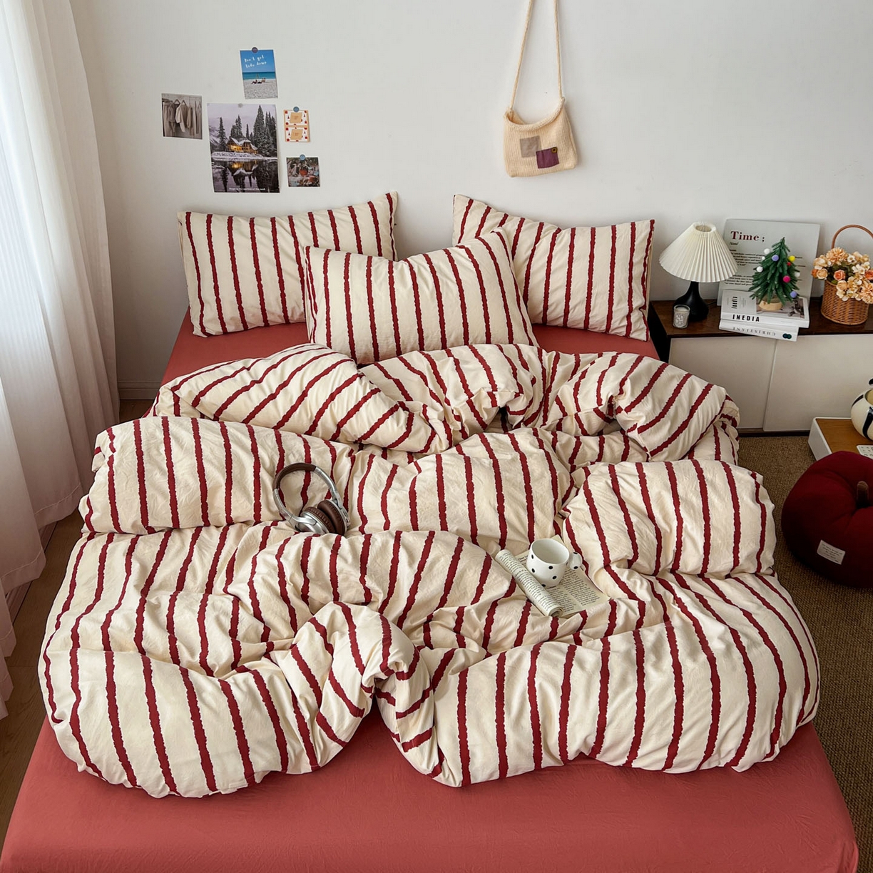 91家纺网 家纺一手货源 找家纺 逸林家纺《原希尔顿逸林》 2026新款简约印花古法水洗棉三件套拼色床单款学生三件套条纹被套单品三件套 墨染-红