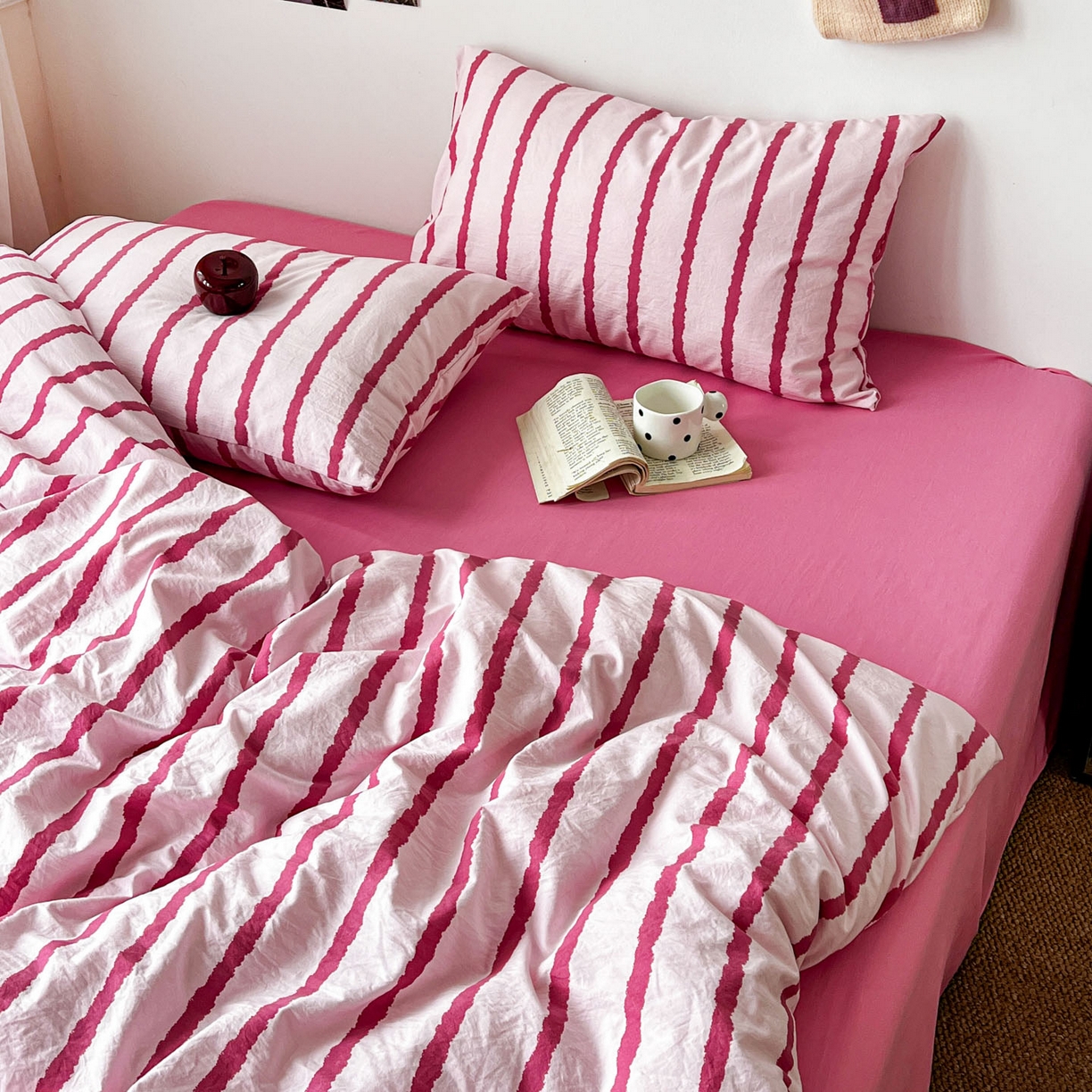 91家纺网 家纺一手货源 找家纺 逸林家纺《原希尔顿逸林》 2026新款简约印花古法水洗棉三件套拼色床单款学生三件套条纹被套单品三件套 墨染-粉