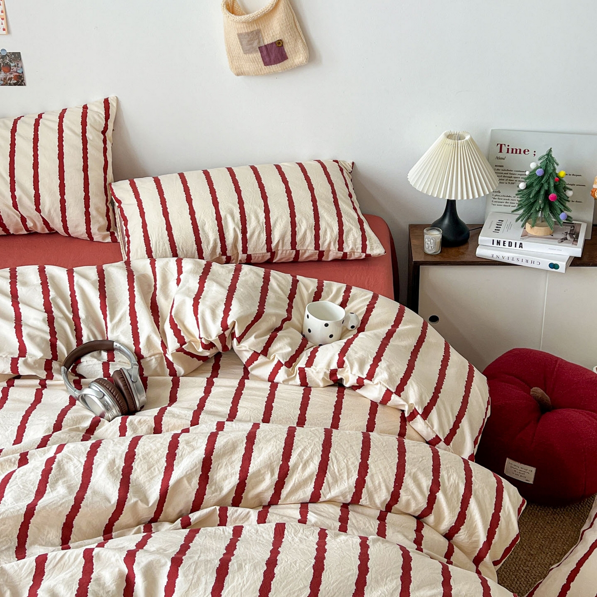 91家纺网 家纺一手货源 找家纺 逸林家纺《原希尔顿逸林》 2026新款简约印花古法水洗棉三件套拼色床单款学生三件套条纹被套单品三件套 墨染-红