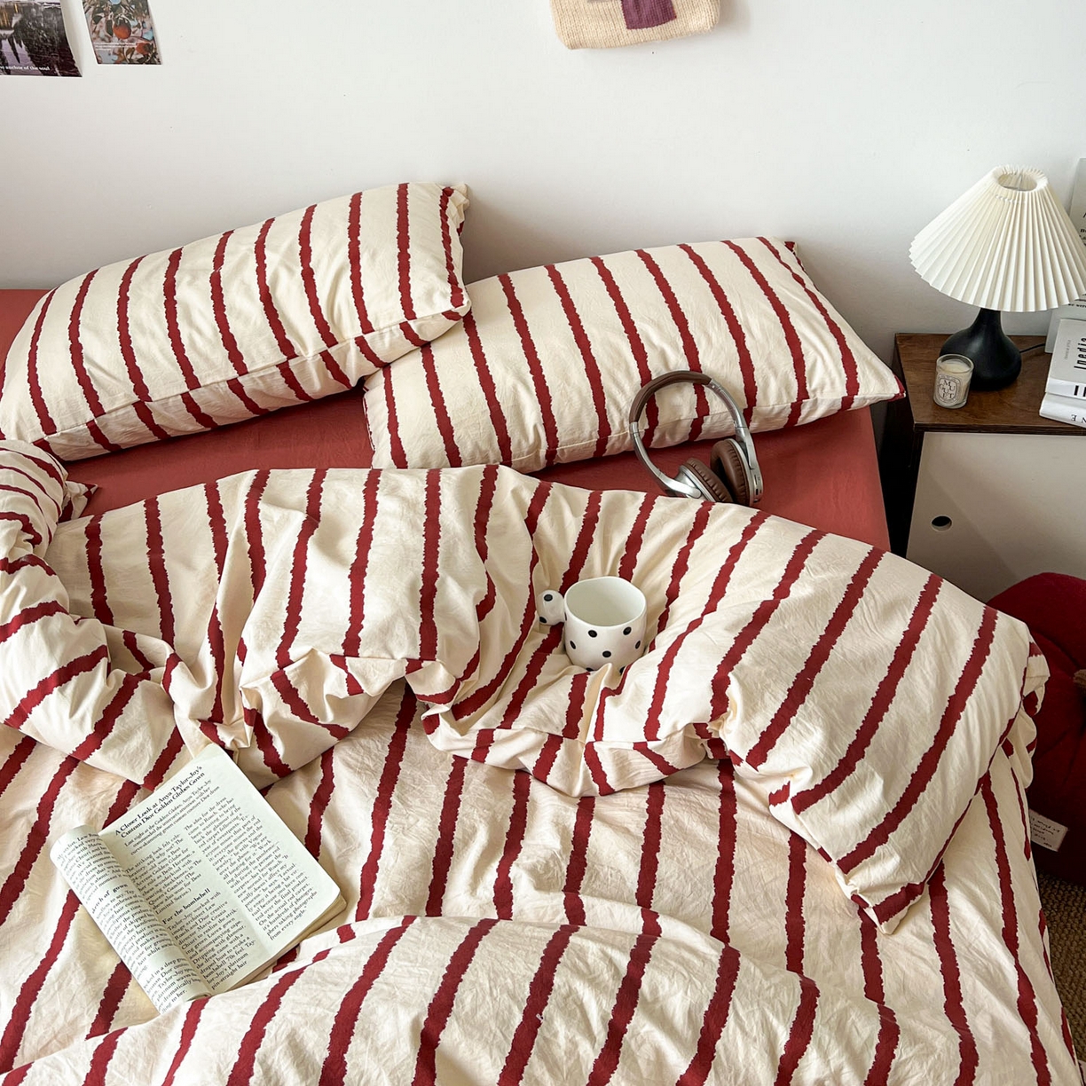 91家纺网 家纺一手货源 找家纺 逸林家纺《原希尔顿逸林》 2026新款简约印花古法水洗棉三件套拼色床单款学生三件套条纹被套单品三件套 墨染-红