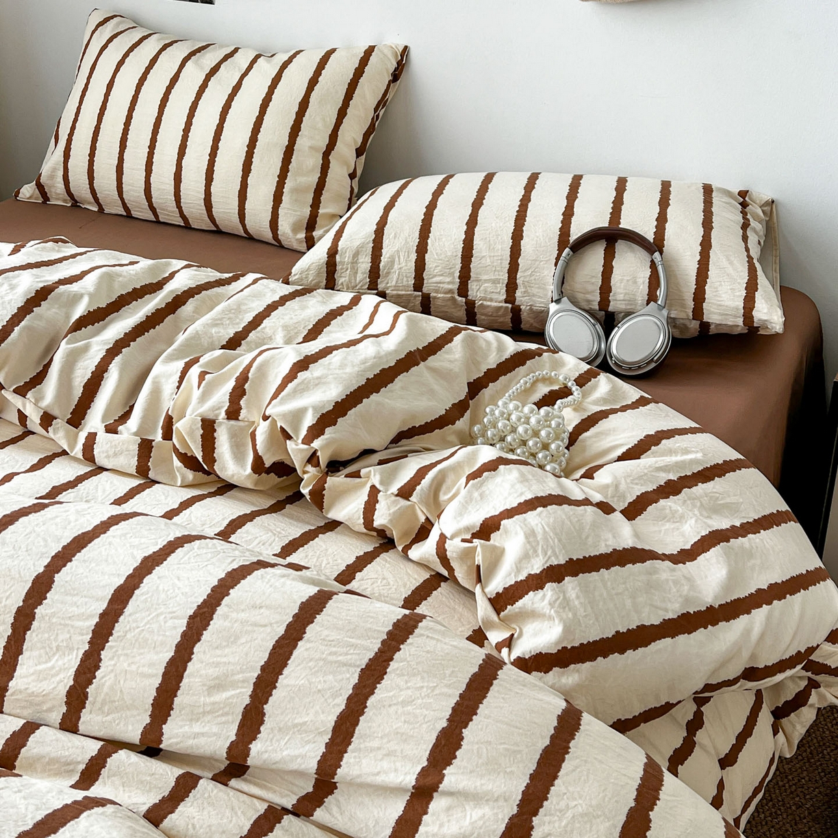 91家纺网 家纺一手货源 找家纺 逸林家纺《原希尔顿逸林》 2026新款简约印花古法水洗棉三件套拼色床单款学生三件套条纹被套单品三件套 墨染-咖