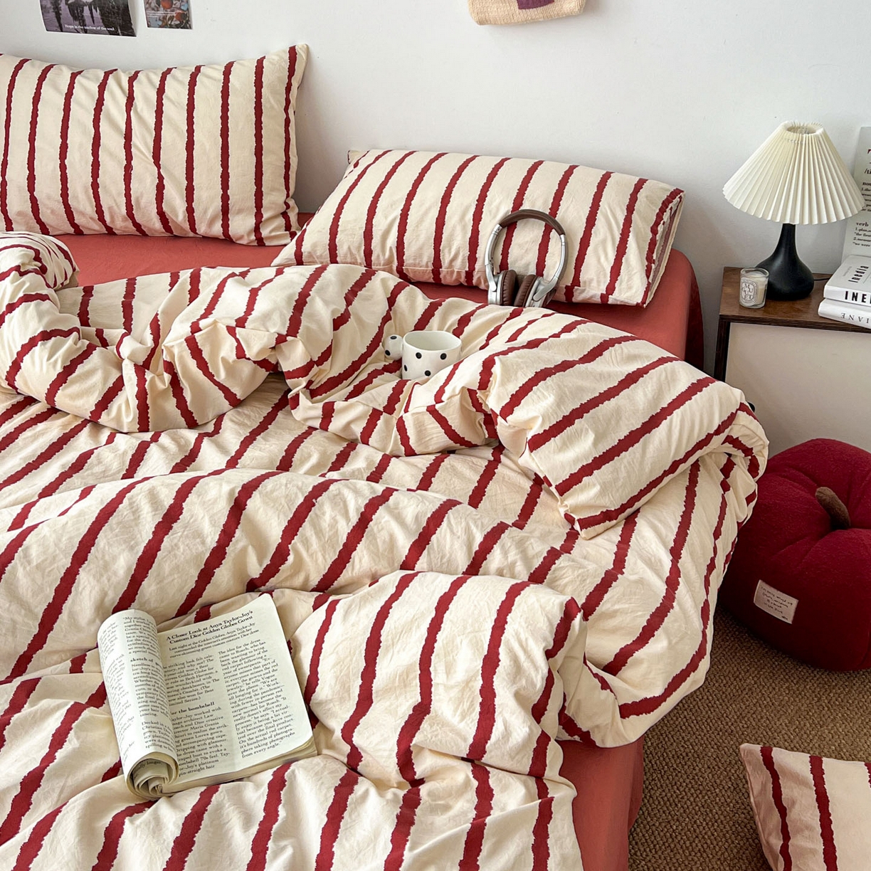 91家纺网 家纺一手货源 找家纺 逸林家纺《原希尔顿逸林》 2026新款简约印花古法水洗棉三件套拼色床单款学生三件套条纹被套单品三件套 墨染-红