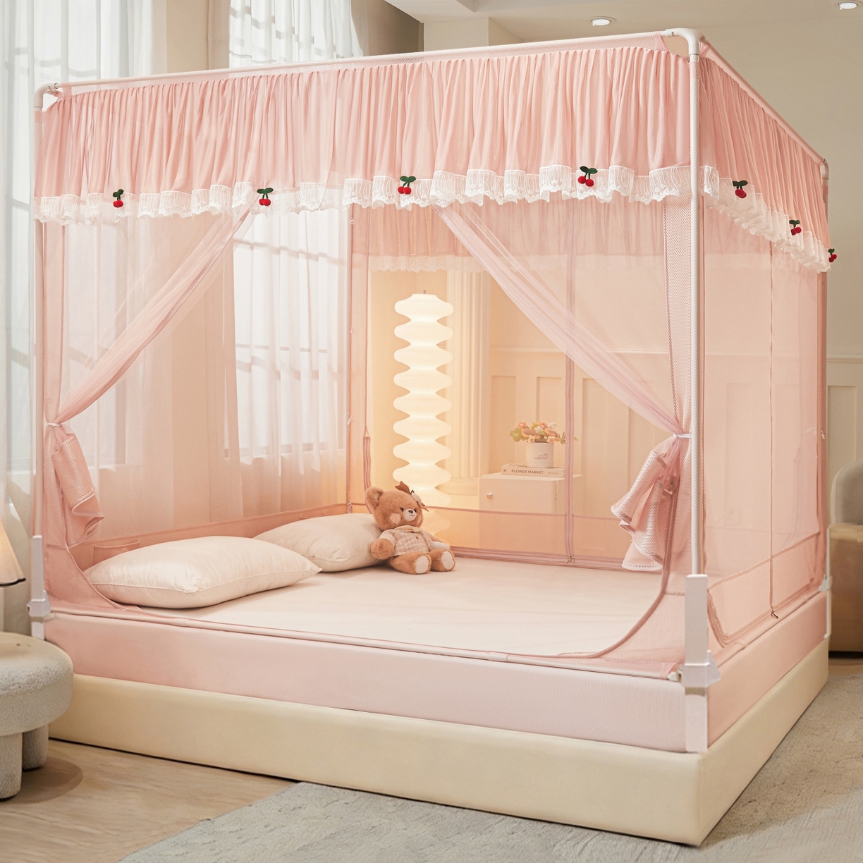 91家纺网 家纺一手货源 找家纺 （总）雪姿家纺 2026新款T+U型刺绣花边床笠回底款三开门外穿坐床蚊帐-坐床樱桃