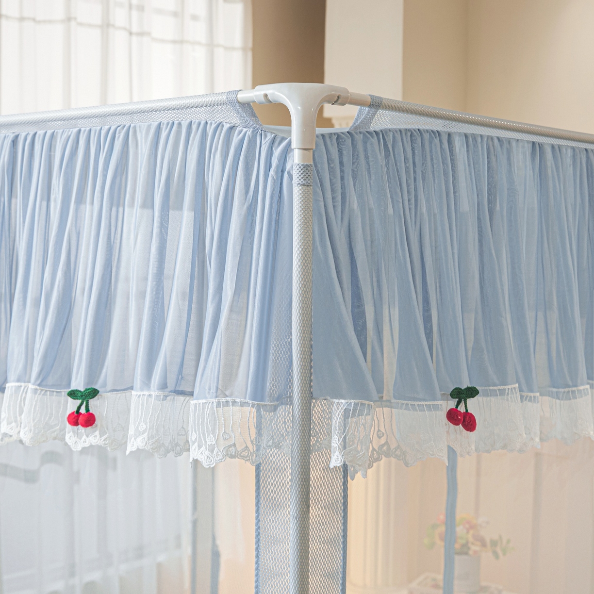 91家纺网 家纺一手货源 找家纺 雪姿家纺 2026新款T+U型刺绣花边床笠回底款三开门外穿坐床蚊帐-坐床樱桃 刺绣花边樱桃-高雅蓝灰