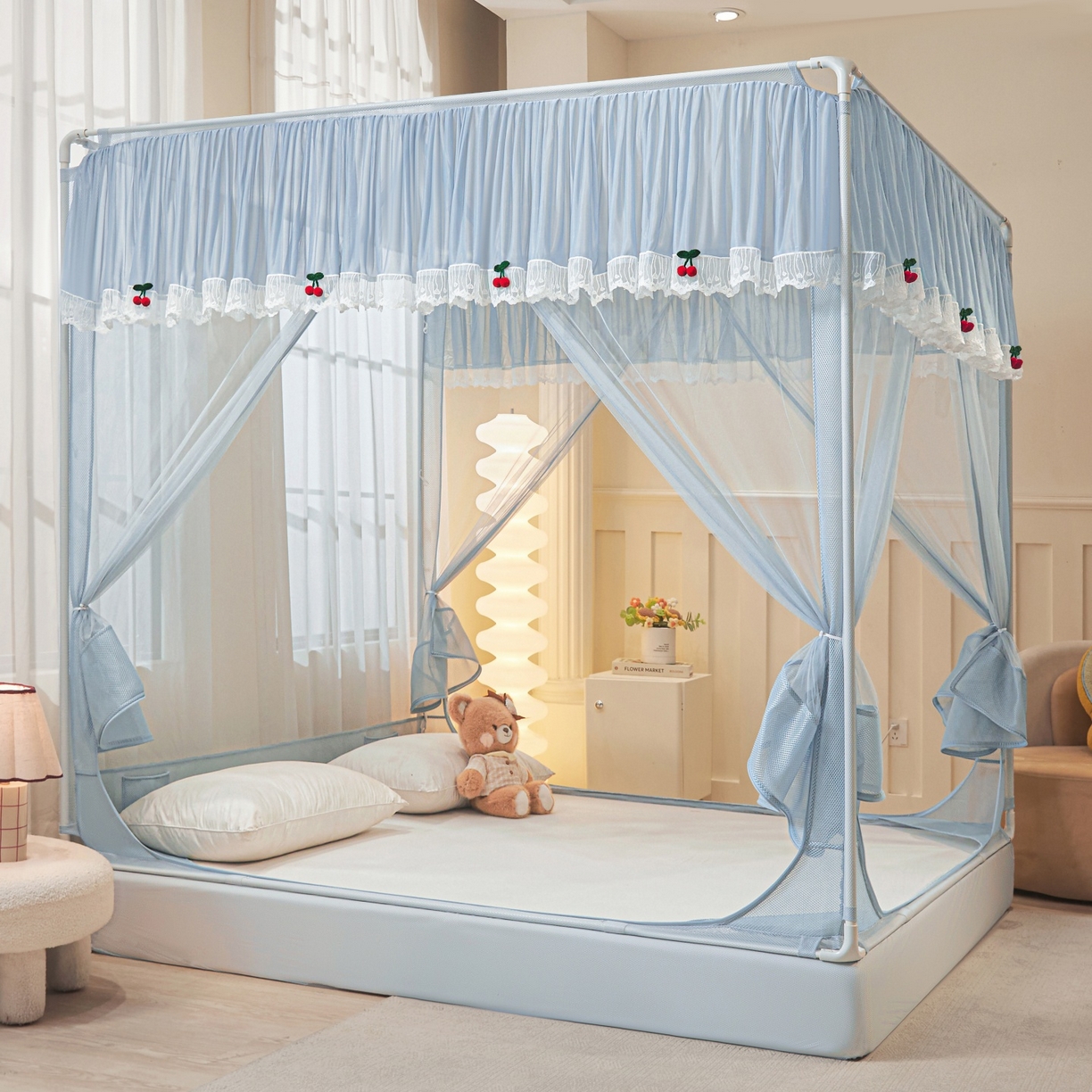 91家纺网 家纺一手货源 找家纺 雪姿家纺 2026新款T+U型刺绣花边床笠回底款三开门外穿坐床蚊帐-坐床樱桃 刺绣花边樱桃-高雅蓝灰