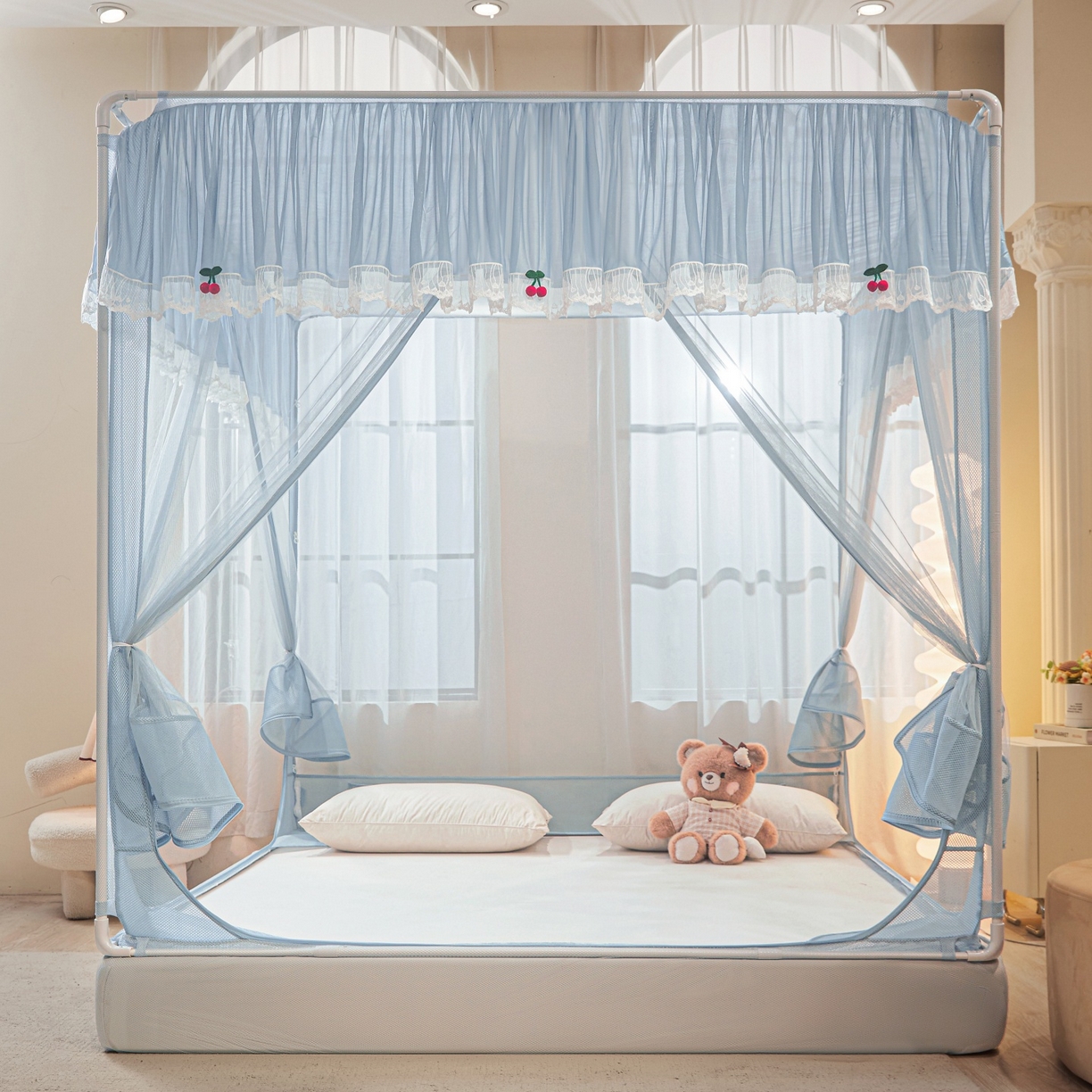 91家纺网 家纺一手货源 找家纺 雪姿家纺 2026新款T+U型刺绣花边床笠回底款三开门外穿坐床蚊帐-坐床樱桃 刺绣花边樱桃-高雅蓝灰