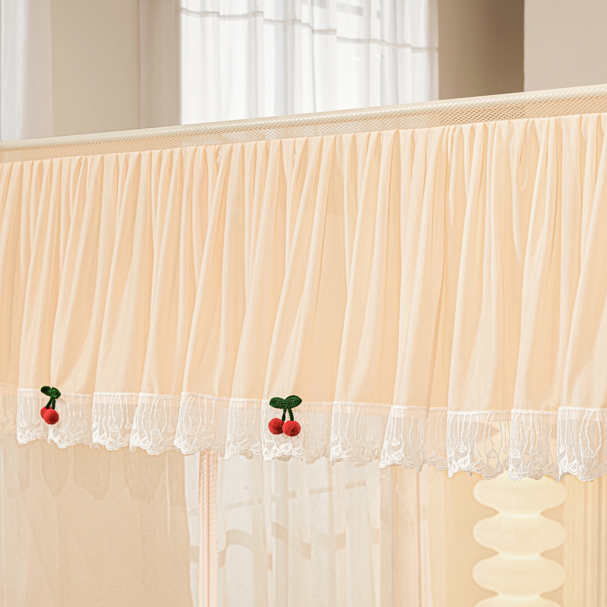 91家纺网 家纺一手货源 找家纺 雪姿家纺 2026新款T+U型刺绣花边床笠回底款三开门外穿坐床蚊帐-坐床樱桃 刺绣花边樱桃-温柔杏色