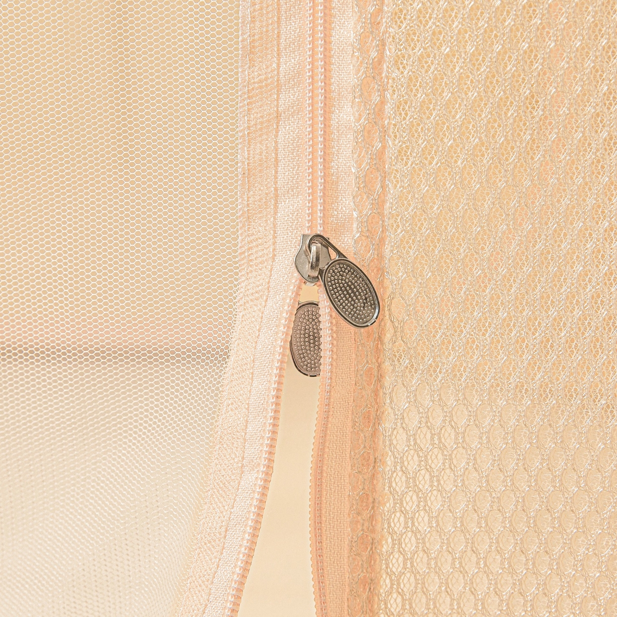 91家纺网 家纺一手货源 找家纺 雪姿家纺 2026新款T+U型刺绣花边床笠回底款三开门外穿坐床蚊帐-坐床樱桃 刺绣花边樱桃-温柔杏色