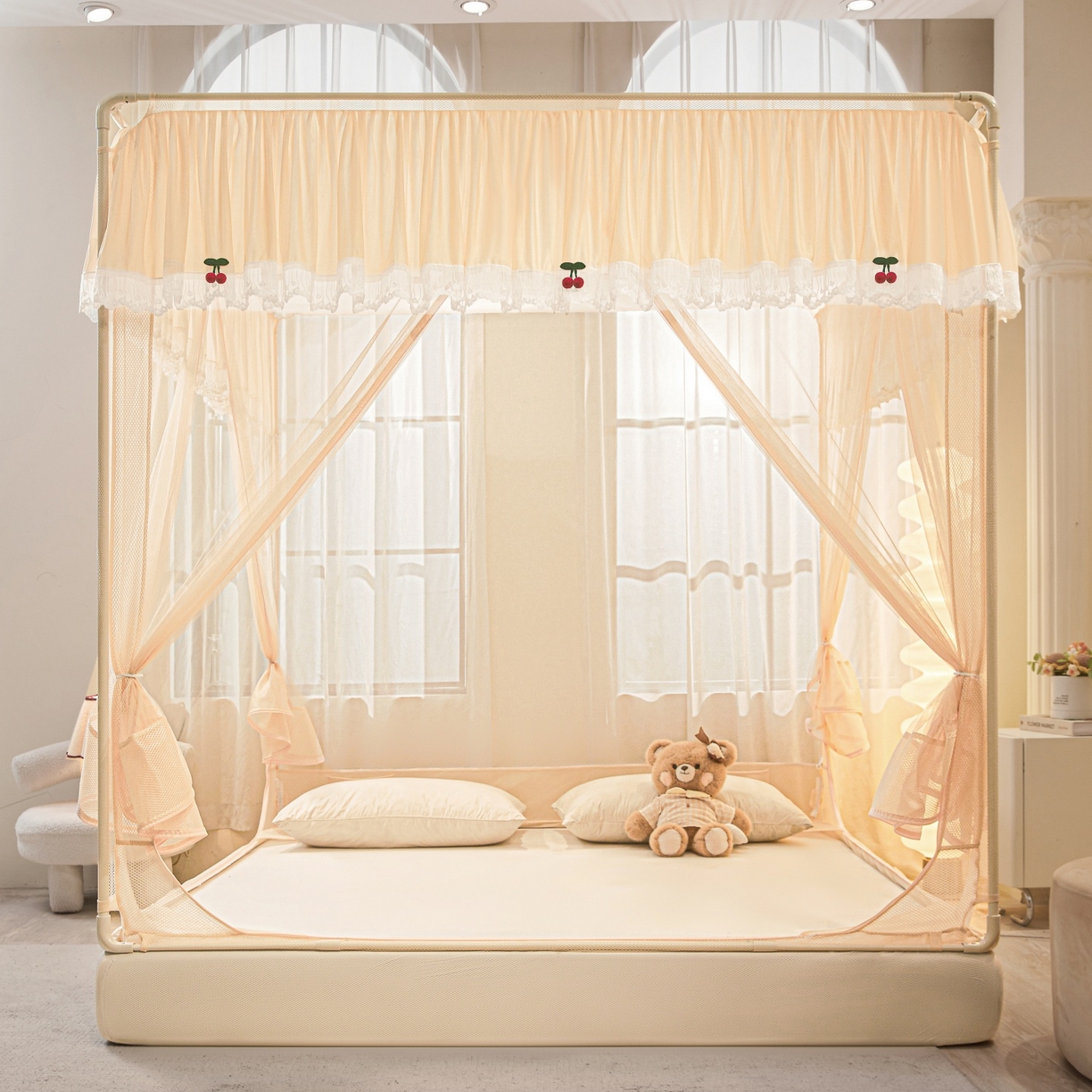 91家纺网 家纺一手货源 找家纺 雪姿家纺 2026新款T+U型刺绣花边床笠回底款三开门外穿坐床蚊帐-坐床樱桃 刺绣花边樱桃-温柔杏色