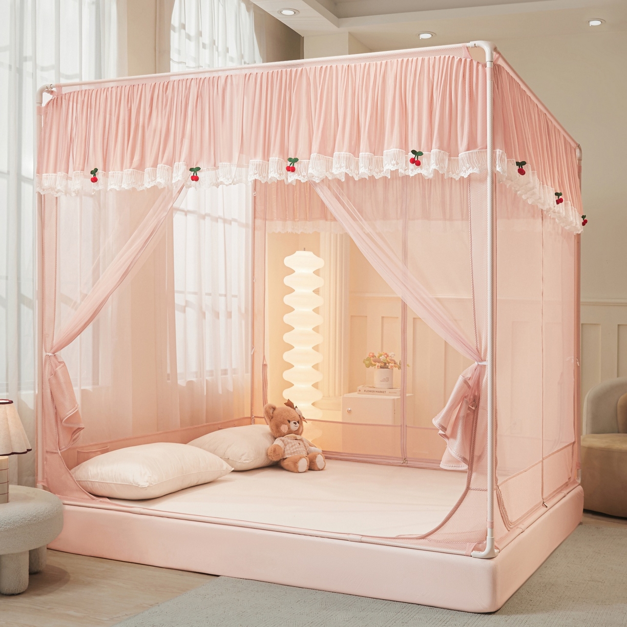 91家纺网 家纺一手货源 找家纺 雪姿家纺 2026新款T+U型刺绣花边床笠回底款三开门外穿坐床蚊帐-坐床樱桃 刺绣花边樱桃-温馨粉玉