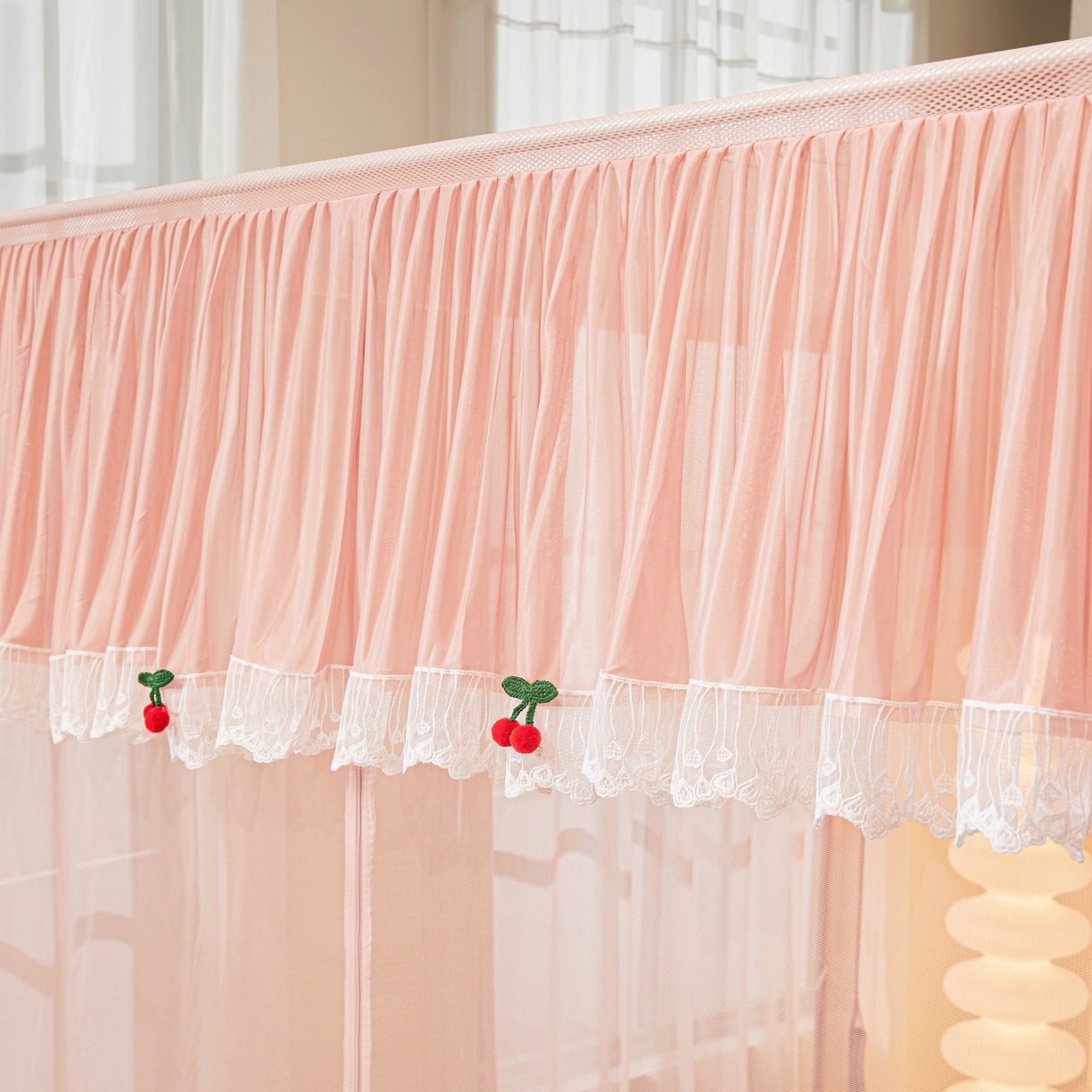 91家纺网 家纺一手货源 找家纺 雪姿家纺 2026新款T+U型刺绣花边床笠回底款三开门外穿坐床蚊帐-坐床樱桃 刺绣花边樱桃-温馨粉玉