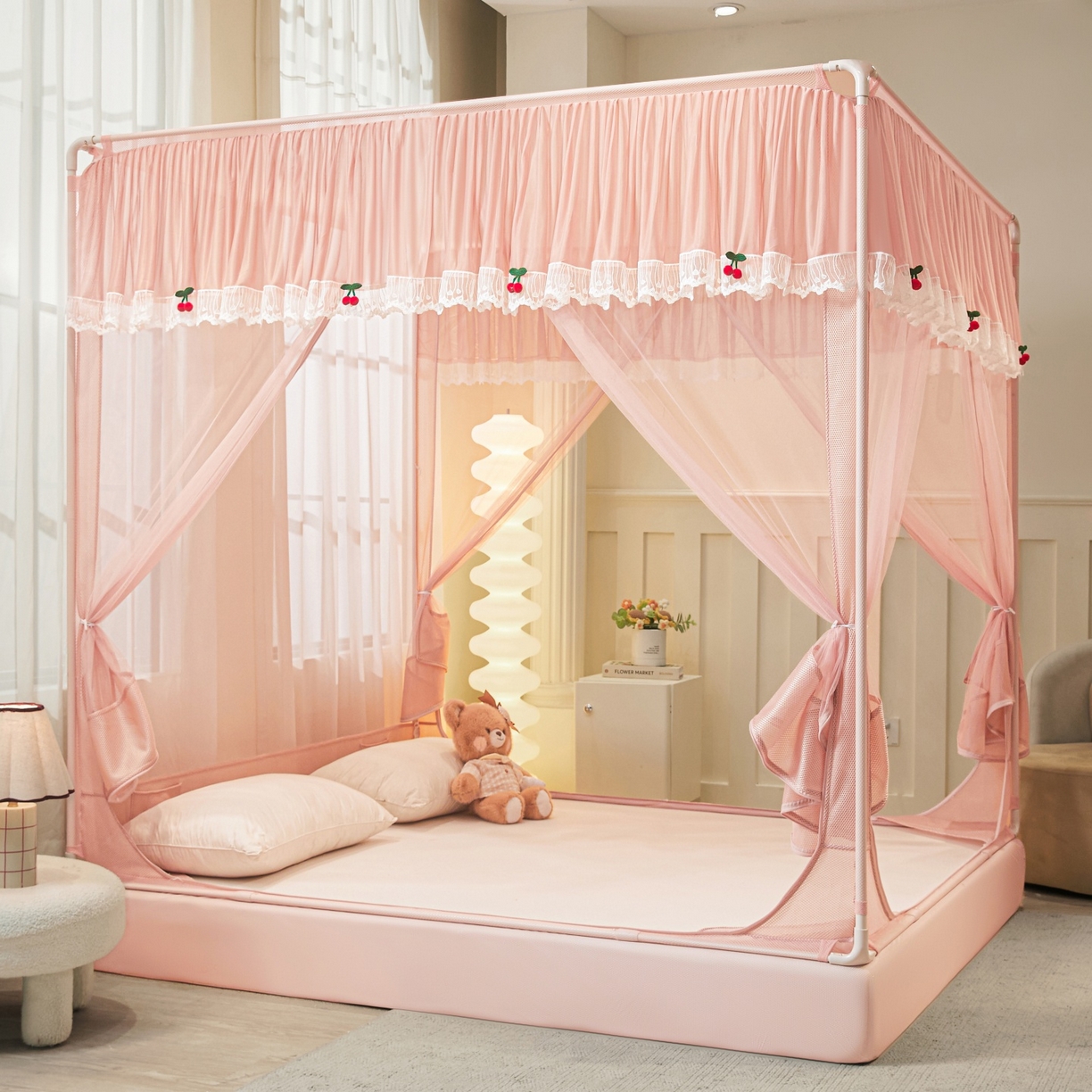 91家纺网 家纺一手货源 找家纺 雪姿家纺 2026新款T+U型刺绣花边床笠回底款三开门外穿坐床蚊帐-坐床樱桃 刺绣花边樱桃-温馨粉玉