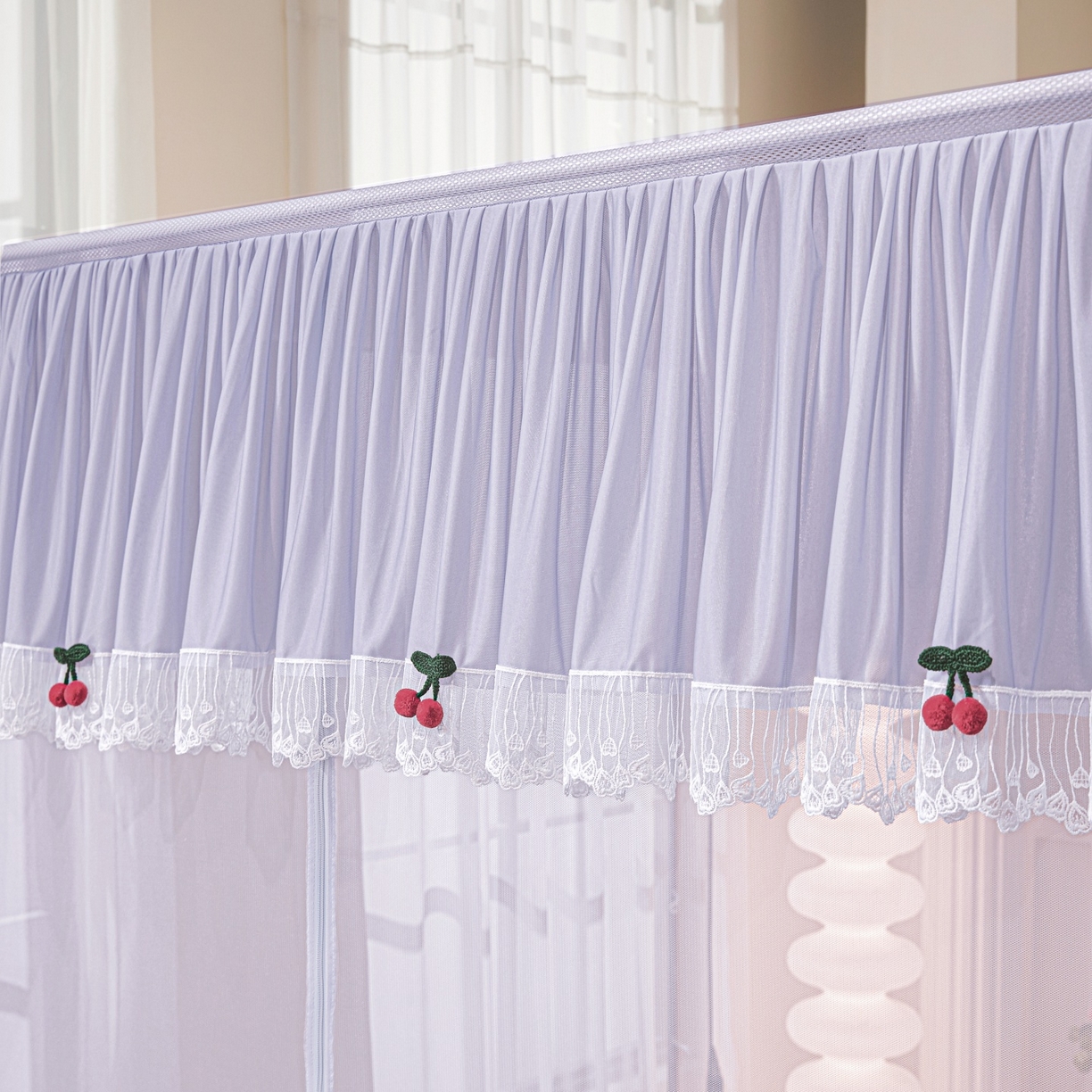 91家纺网 家纺一手货源 找家纺 雪姿家纺 2026新款T+U型刺绣花边床笠回底款三开门外穿坐床蚊帐-坐床樱桃 刺绣花边樱桃-烟岚紫灰