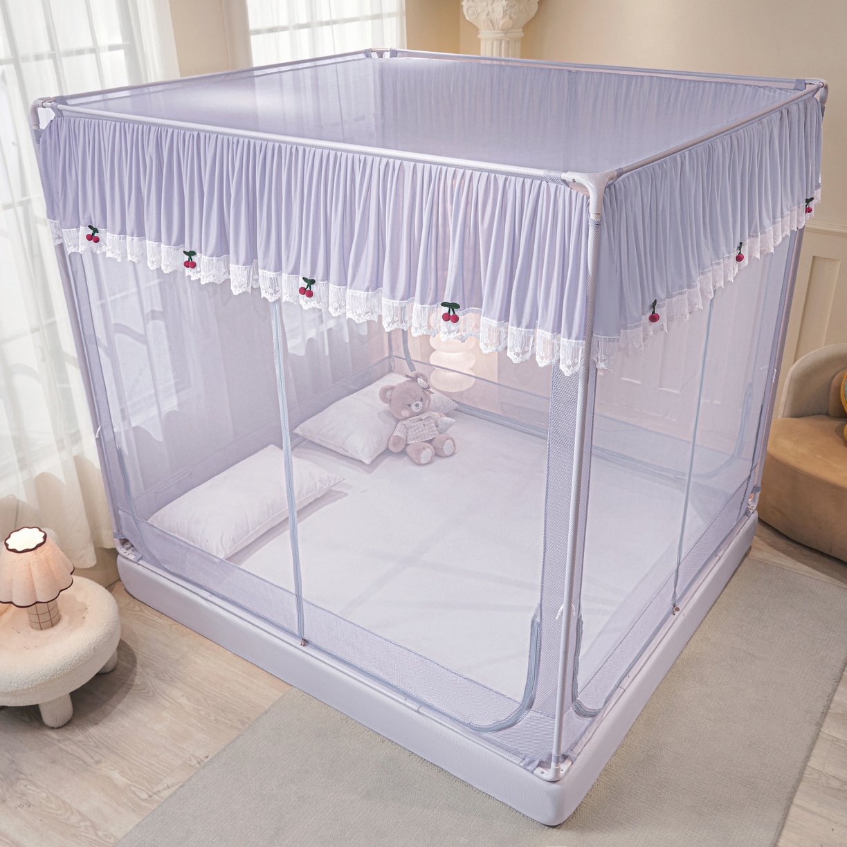 91家纺网 家纺一手货源 找家纺 雪姿家纺 2026新款T+U型刺绣花边床笠回底款三开门外穿坐床蚊帐-坐床樱桃 刺绣花边樱桃-烟岚紫灰