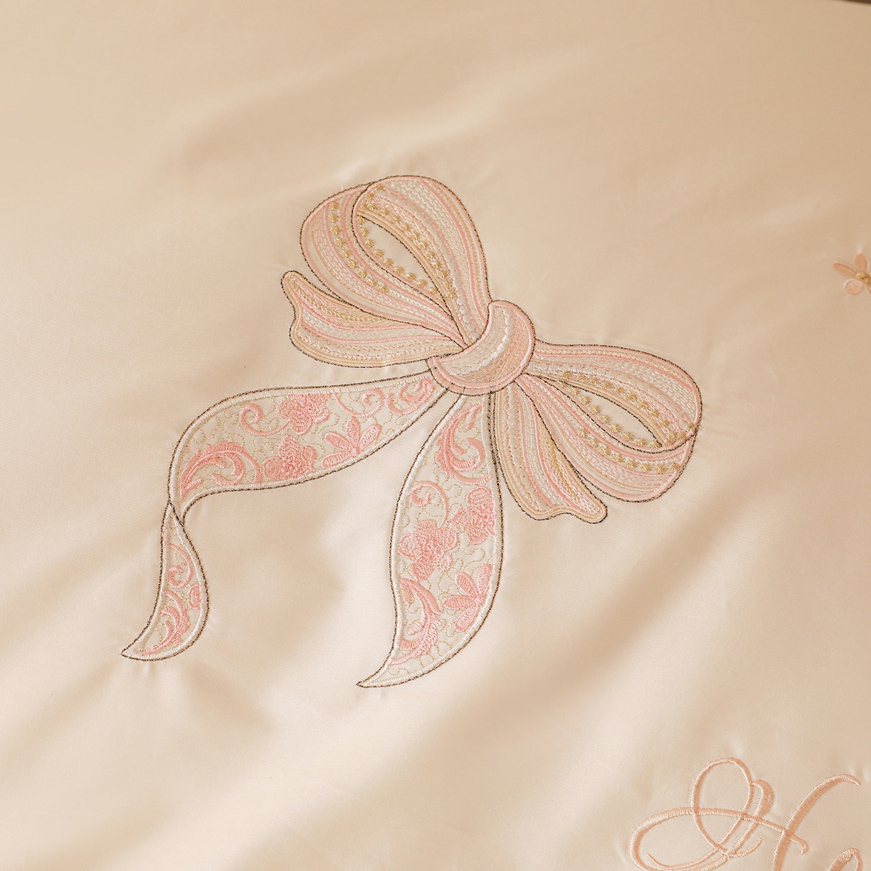 91家纺网 家纺一手货源 找家纺 迪欧芙 2026新款长绒棉全棉纯棉刺绣床单款四件套-巴黎甜梦 巴黎甜梦-奶油黄